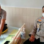 Kabid Humas Polda Sumsel Kombes Pol Drs Supriadi MM saat membesuk orang tusa staf bidhumas Polda Sumsel di RSMH Palembang, Selasa (17/1/2023)