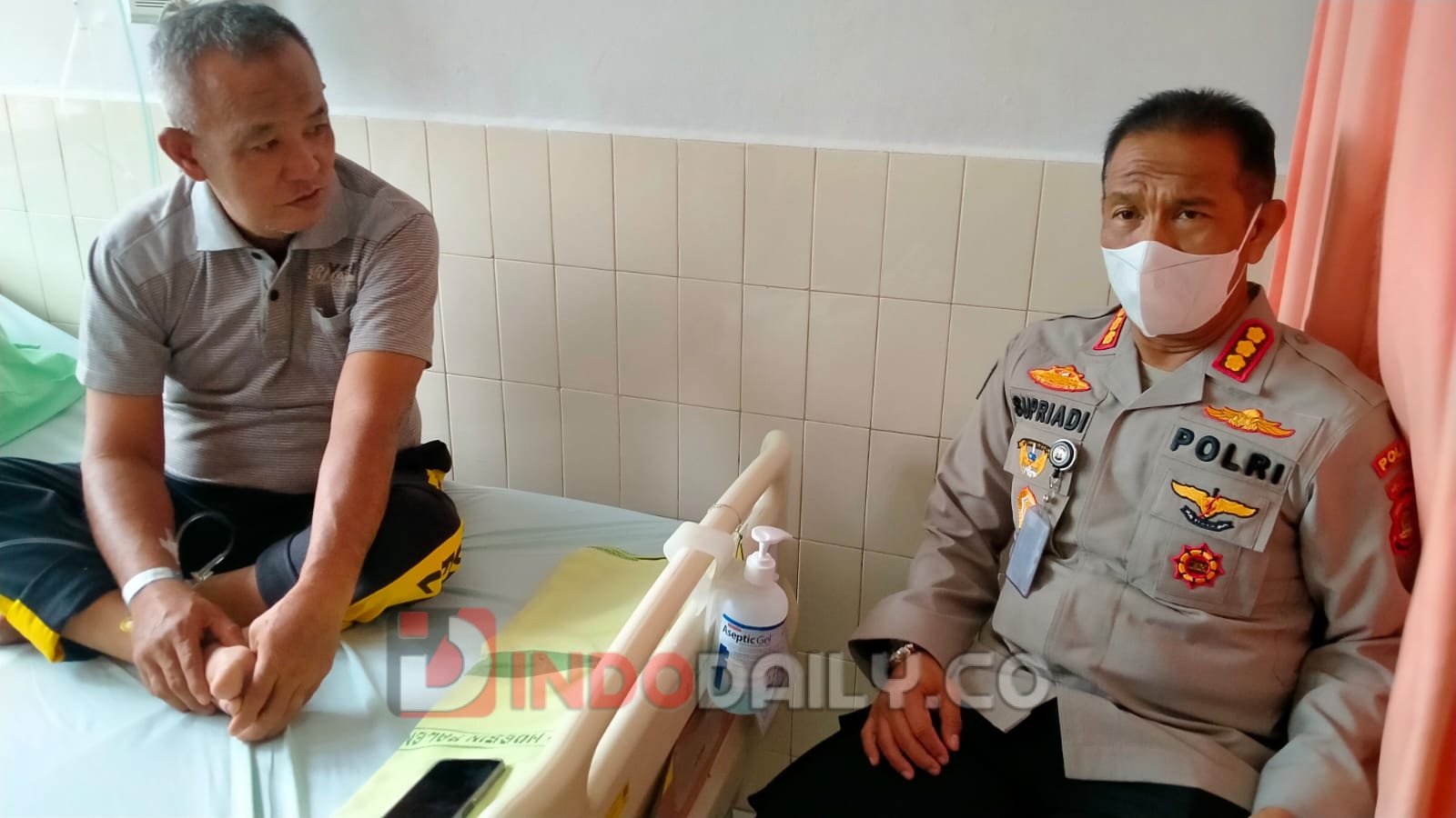 Kabid Humas Polda Sumsel Kombes Pol Drs Supriadi MM saat membesuk orang tusa staf bidhumas Polda Sumsel di RSMH Palembang, Selasa (17/1/2023)