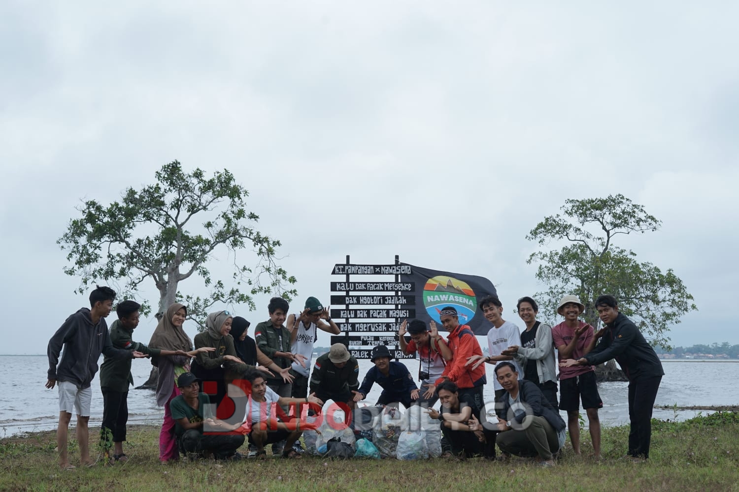 Karang Taruna (KT) Kecamatan Pampangan bersama komunitas pencipta alam Nawasena melakukan kegiatan sosial