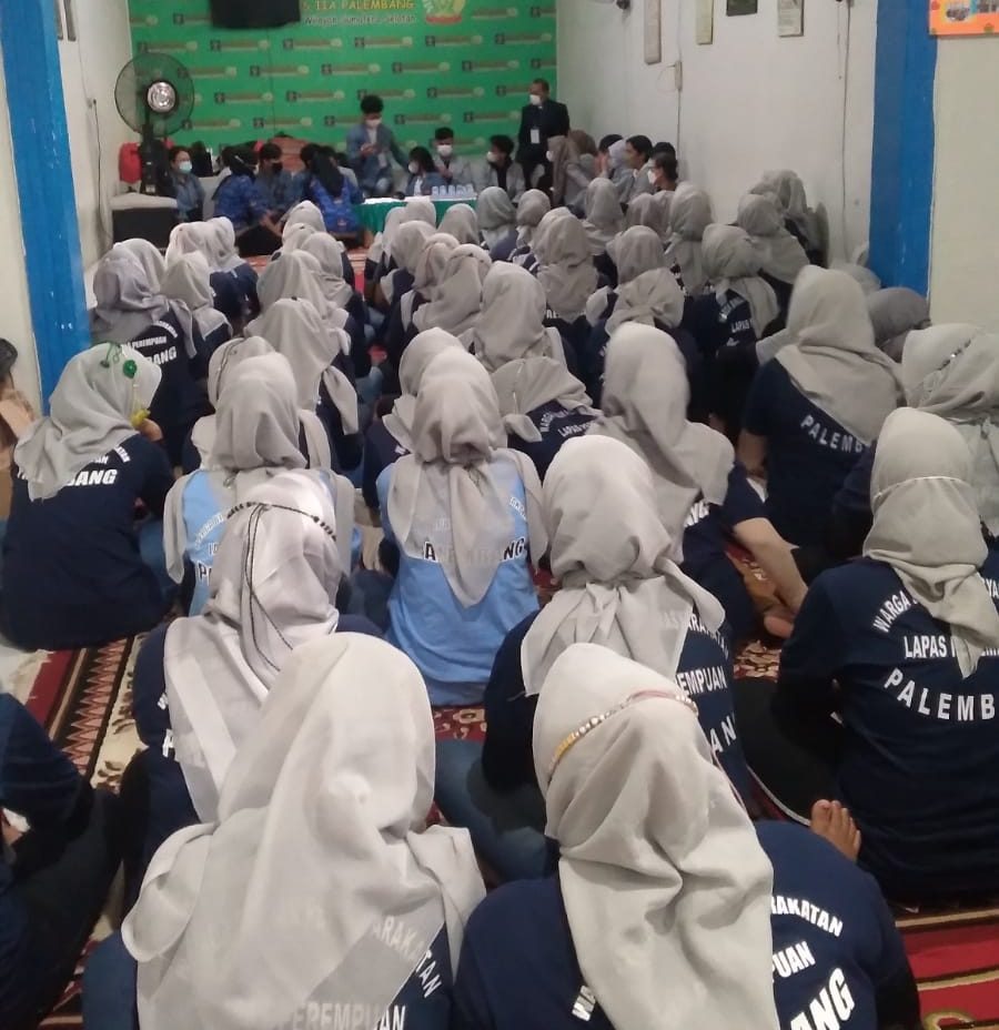 Mahasiswa dan dosen Universitas MDP Palembang saat memberikan penyuluhan tentang pancasila dan penyalahgunaan narkoba, Selasa (17/01/2023) di Lapas Permempuan Kelas IIA Palembang