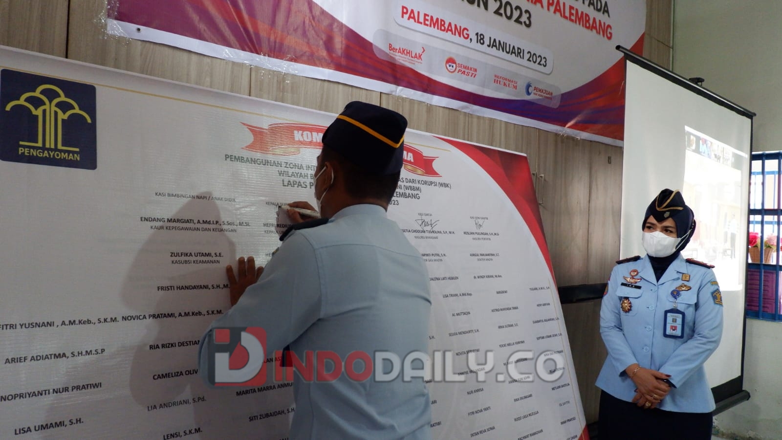 Suasana saat berlangsungnya Penandatanganan Komitmen Bersama Pembangunan Zona Integritas Tahun 2023, bertempat di aula Laperang Lapas Perempuan Palembang, Rabu (18/01/2023). Foto: Ist./Indodaily co