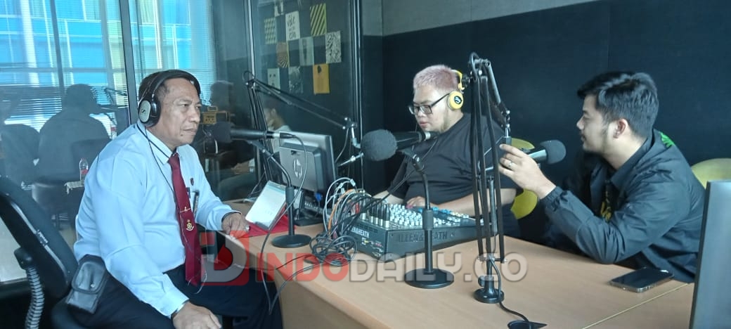 Dirresnarkoba Polda Sumsel Kombes Pol Heru Agung Nugroho SIK melalui AKBP Minal Alkarhi SH MH saat Talk Show di Radio 95,1 Trak FM Palembang Rabu (18/1/2023) pagi.
