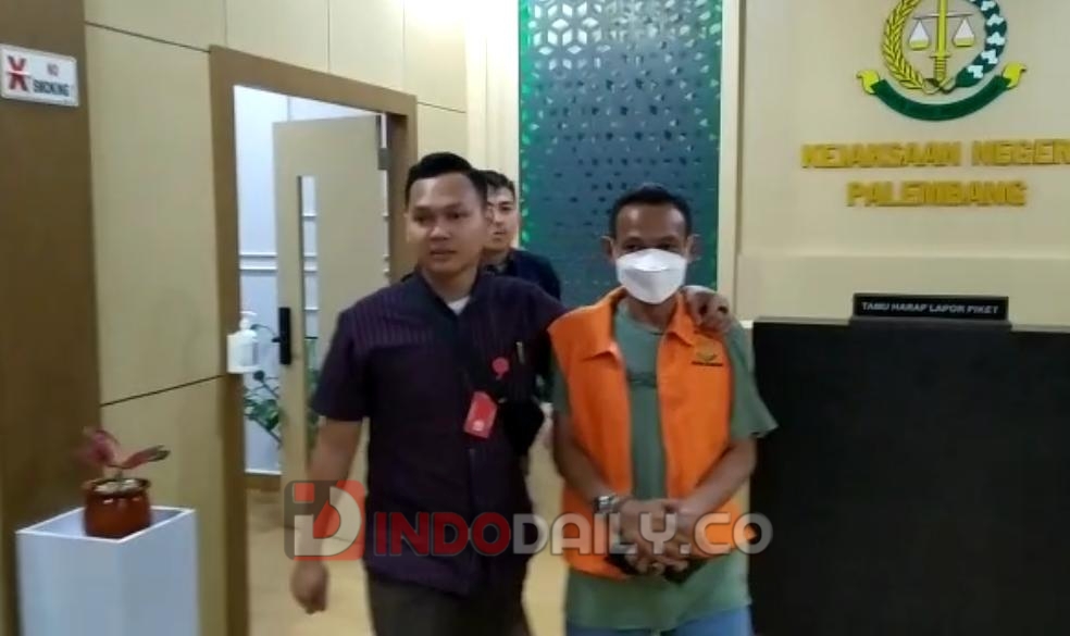 Saat tim tabur kejari palembang berhasil menagkap terpidana iwan setiwan yang DPO