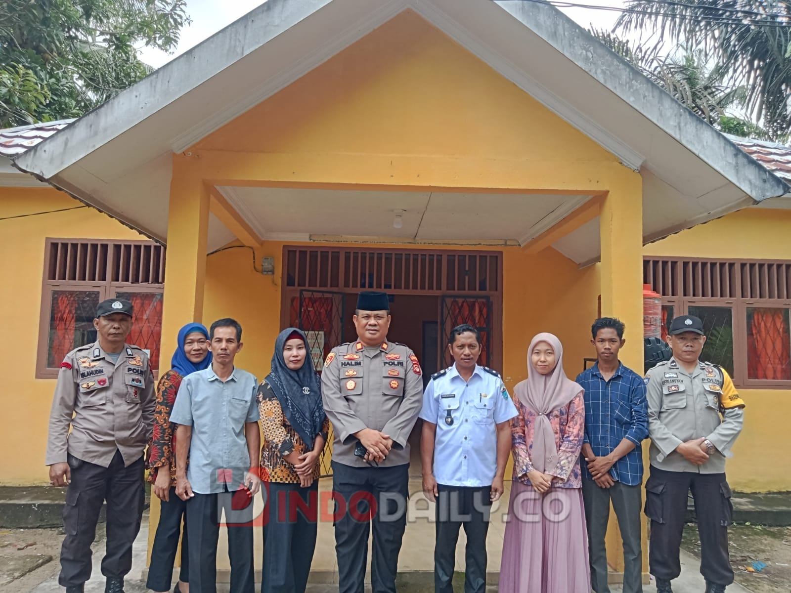 Kapolsek Tanjung Raja AKP Halim Kesumo SH MSi dan jajaran sambang silaturahmi ke Desa Sungai Pinang Nibung Kabupaten Ogan Ilir, Rabu (18/01/2023)