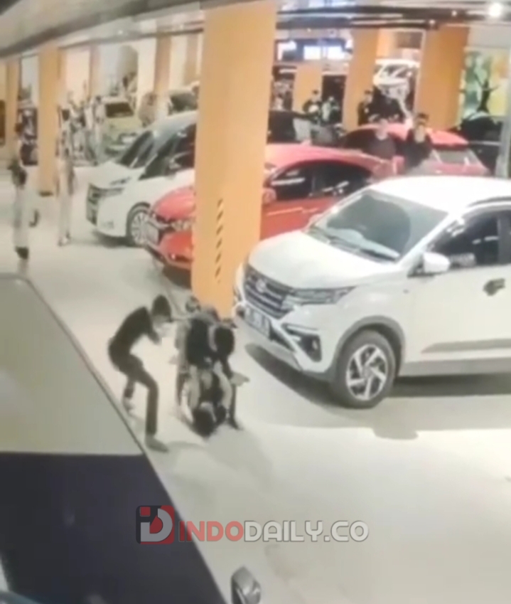Tangkapan layar video perkelahian antara pemuda di sebuah tempat hiburan  di Jalan Veteran 21 Desember 2022