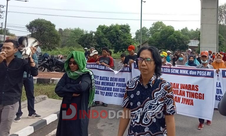 uluhan massa yang tergabung dari Sriwijaya Corruption Watch (SCW) dan Masyarakat Miskin Kota (MMK) saat demonstrasi, Jumat (20/1/2023)