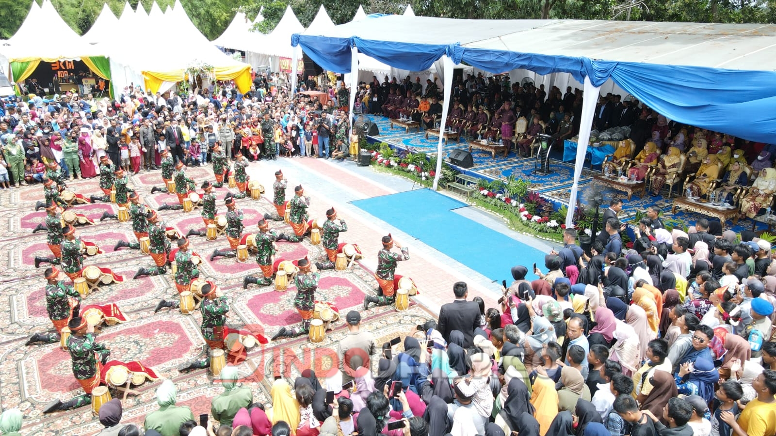 onarmed 15/105 Tarik Chailendra menampilkan aksi tim Rampak Gendang (RG) pada Peringatan HUT Ke-19 OKU Timur, Kamis (19/01/2023) di Lapangan KONI Kecamatan Martapura, Kabupaten OKU Timur