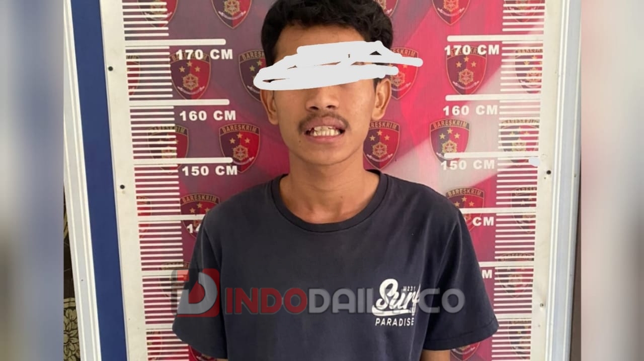Polisi saat mengamankan FW, pelaku pembacokan di kawasan Jalan Veteran Palembang