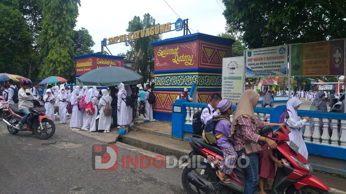 Siswa SMPN 3 Kayuagung usai pulang sekolah, Jumat (20/1/2023)