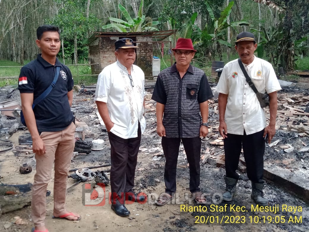 Suasana rumah Ketut Dariah (42), warga 002/001 Desa Balian Makmur Kecamatan Mesuji Raya yang terbakar akibat korsleting listrik, Jumat (20/1/2023)