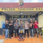 Polsek Tanjung Karang saat mengamankan Fadli, pria membawa senjata tajam (sajam)