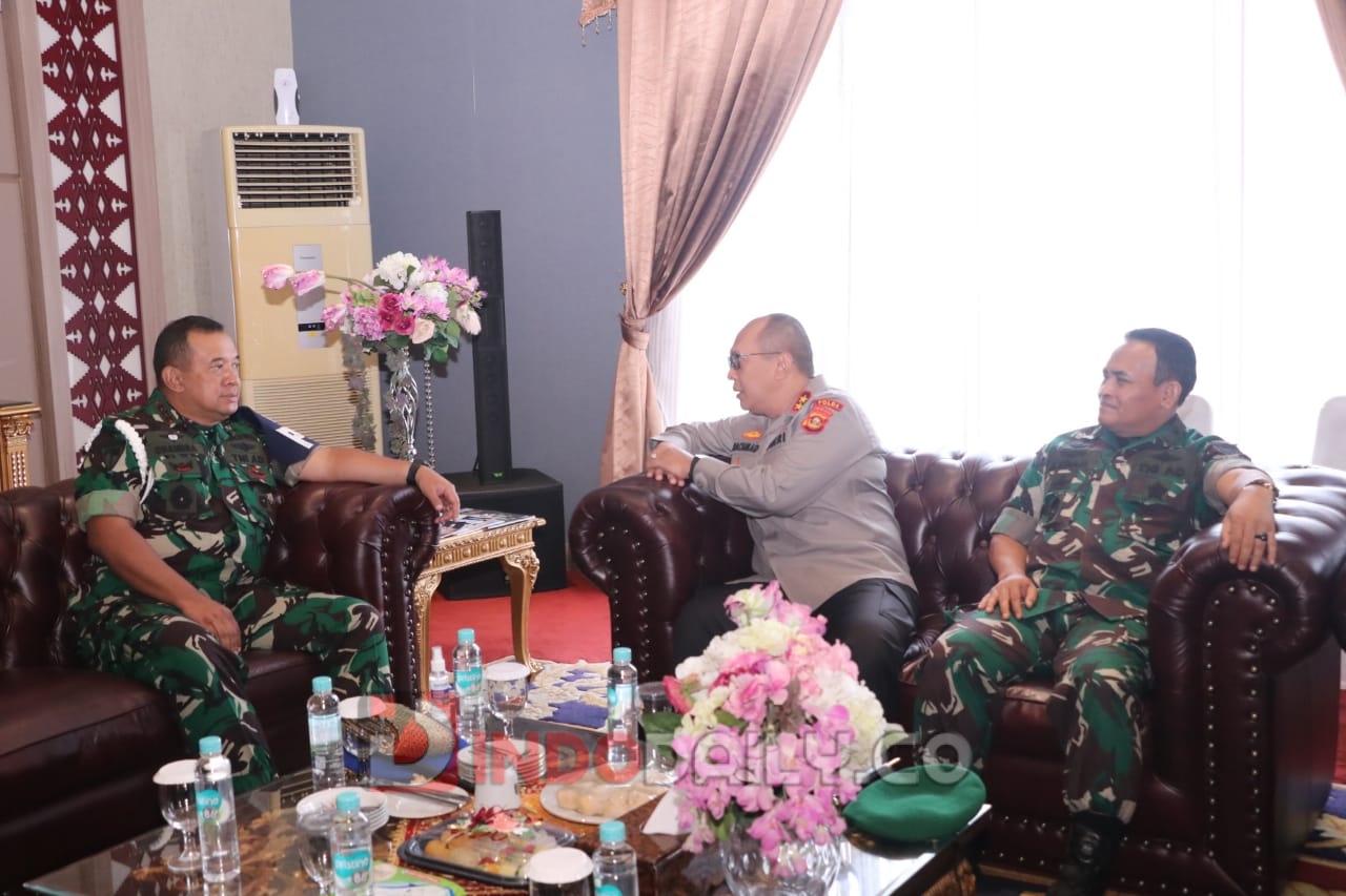 Kapolda Sumsel, Irjen Pol A Rachmad Wibowo SIK ,  menyambut kedatangan Danpuspomad TNI Letjen TNI Chandra W Sukotjo.MSc