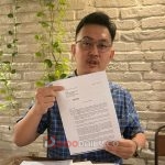 Pengacara PT Pamelindo Sakti Perkasa, Irfan Prawira saat menunjukkan surat somasi ke PT WKB Tbk (Dok. Humas PT Pamelindo Sakti Perkasa / Indodaily.co)