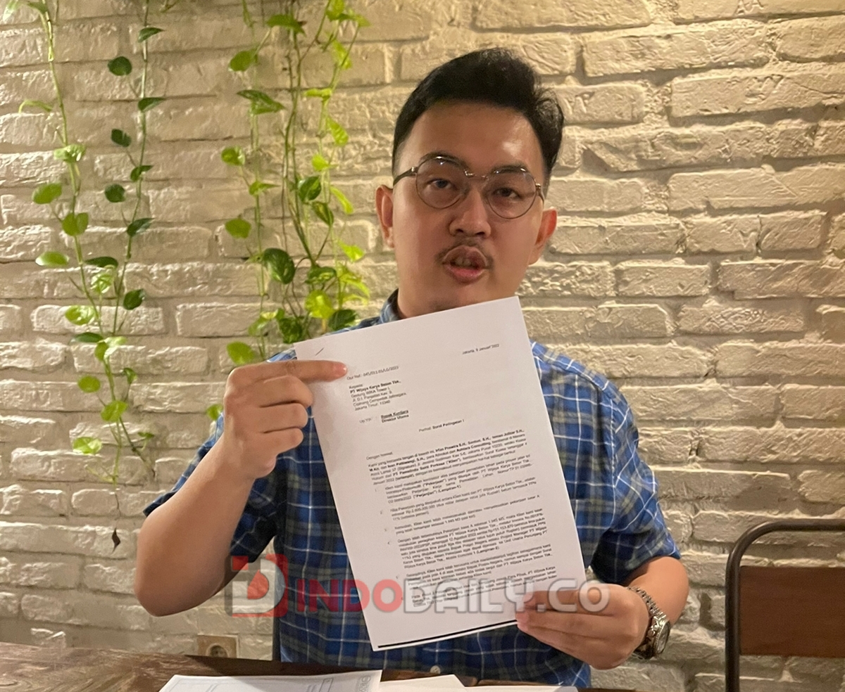 Pengacara PT Pamelindo Sakti Perkasa, Irfan Prawira saat menunjukkan surat somasi ke PT WKB Tbk (Dok. Humas PT Pamelindo Sakti Perkasa / Indodaily.co)