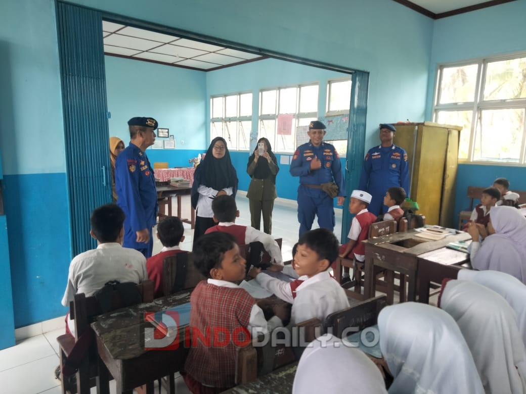 Satpolairud Polrestabes Palembang saat sosialisasi tentang pencegahan tawuran di SD Negeri Filial 65, Selasa (24/1/2023)