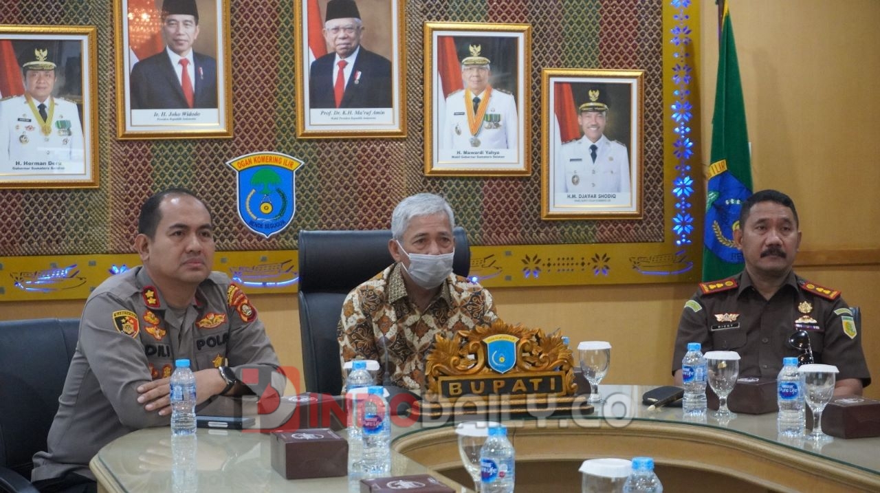 ki-ka: Bupati OKI, H Iskandar SE bersama Kapolres OKI, AKBP Dili Yanto SIK SH MH dan Kajari OKI Dicky Darmawan SH