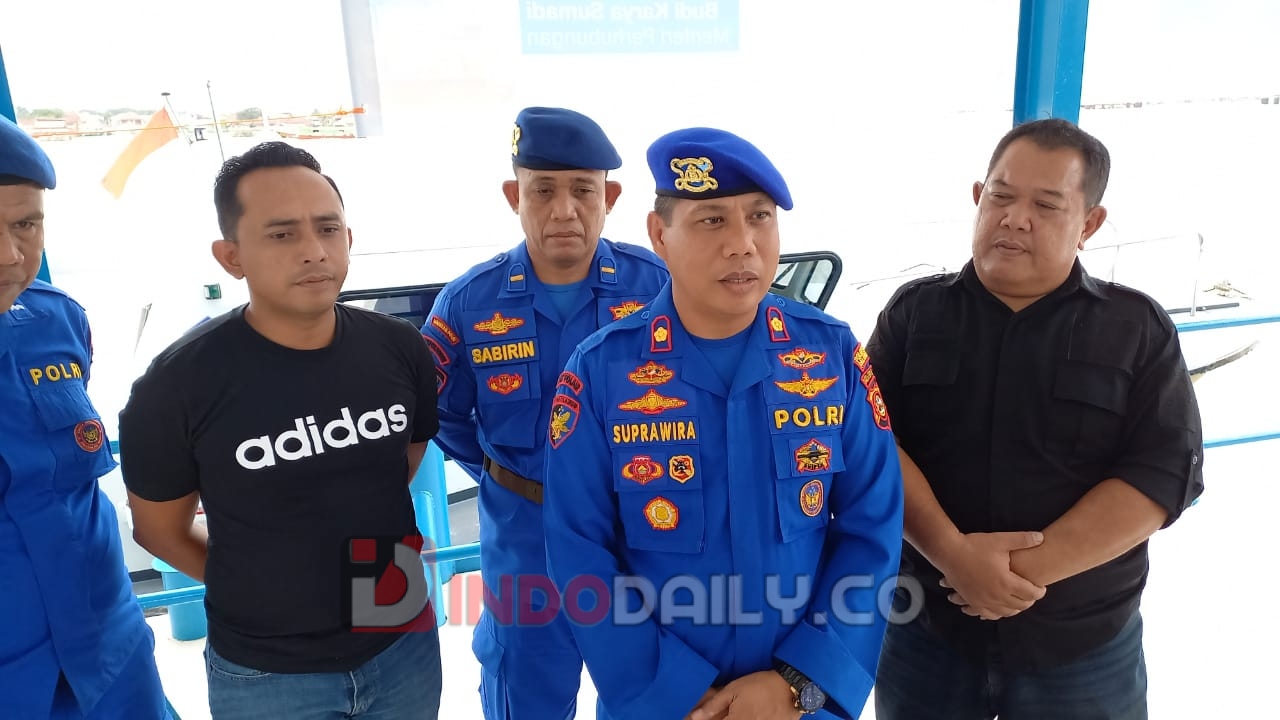 Kasat Polairud Polrestabes Palembang, Kompol Suprawira SH MSi saat memberikan keterangan di depan wartawan, Kamis (26/1/2023)