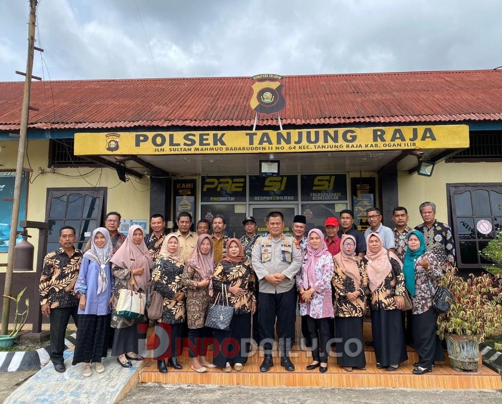 Kapolsek Tanjung Raja AKP Halim Kesumo SH MSi didampingi Aiptu Dedi Harsanto Kanit Binmas Polsek Tanjung Raja melakukan giat tatap muka dengan para Kepala Sekolah SD, SMP dan SLTA dan Kepala Desa se-Kecamatan Rantau Panjang di Polsek Tanjung Raja, Kamis (26/01/2023)