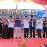 Gubernur Sumsel H Herman Deru dan Pj Bupati Muba H Apriyadi Mahmud saat menghadiri HUT ke-16 Desa Sido Rejo Kecamatan Keluang, Kamis (26/1/2023)