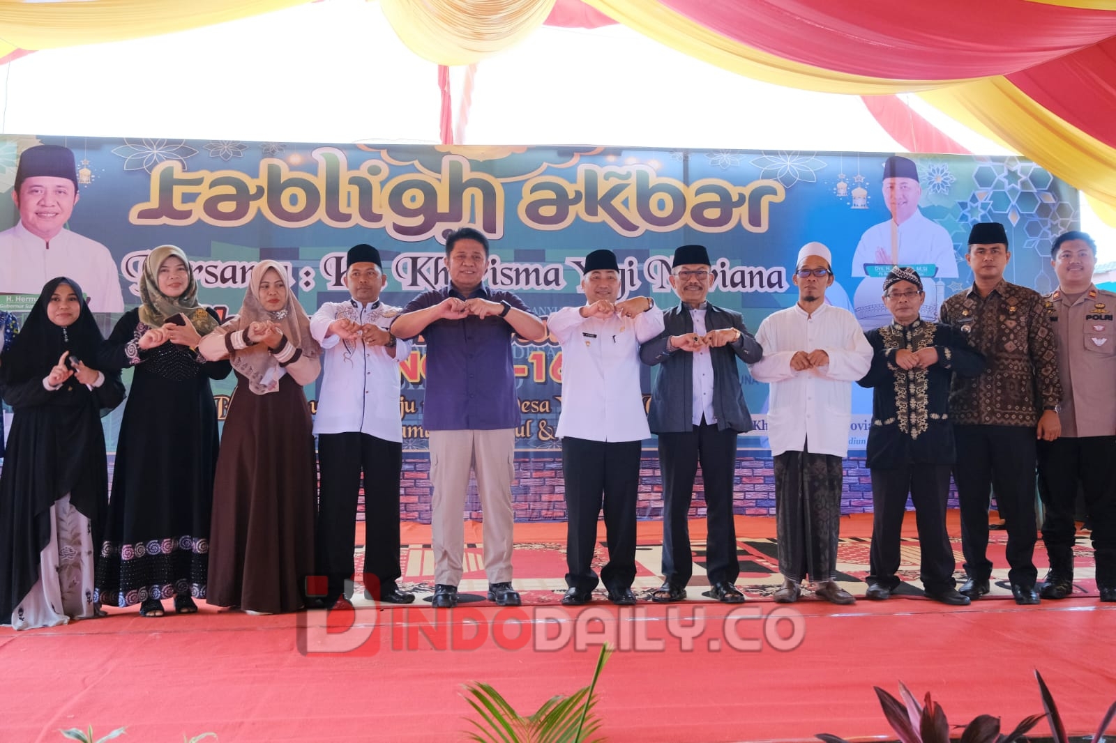 Gubernur Sumsel H Herman Deru dan Pj Bupati Muba H Apriyadi Mahmud saat menghadiri HUT ke-16 Desa Sido Rejo Kecamatan Keluang, Kamis (26/1/2023)