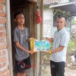 Pengurus IWO Muba saat memberikan bantuan Tali Asih kepada Anak Yatim Piatu, Disabilitas dan Keluarga kurang beruntung, Jumat (27/1/2023)