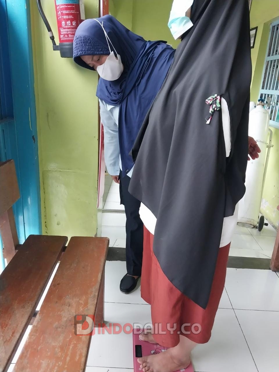 Dokter Lapas dr Windy Kirani saat pengukuran tinggi badan salah satu warga binaan di Lapas Perempuan Palembang, Kamis (26/1/2023)