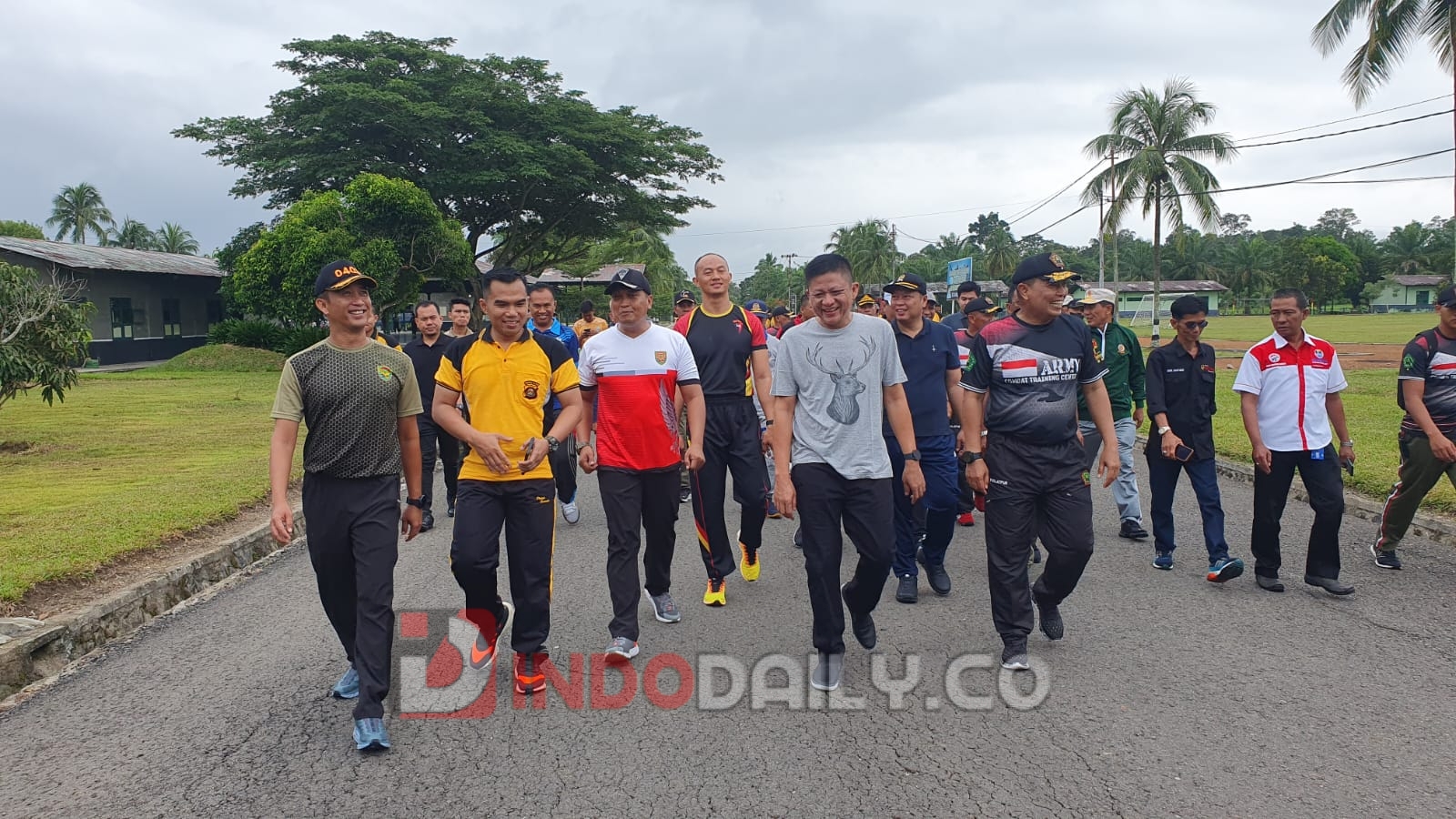 Batalyon Armed 15/105 Tarik Chailendra menyelenggarakan Senam SKJ 88 dan Olahraga Jalan Santai bersama dengan Instansi Polri, Pemda dan Masyarakat Ogan Komering Ulu (OKU) Timur, Jumat (27/01/2023)