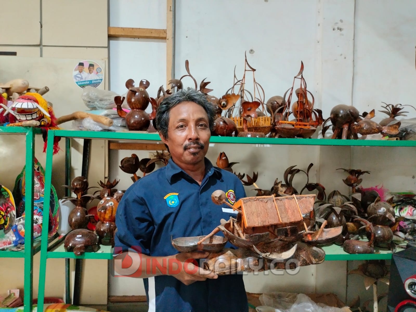 Samsudin (52), pengrajin limbah batok kelapa