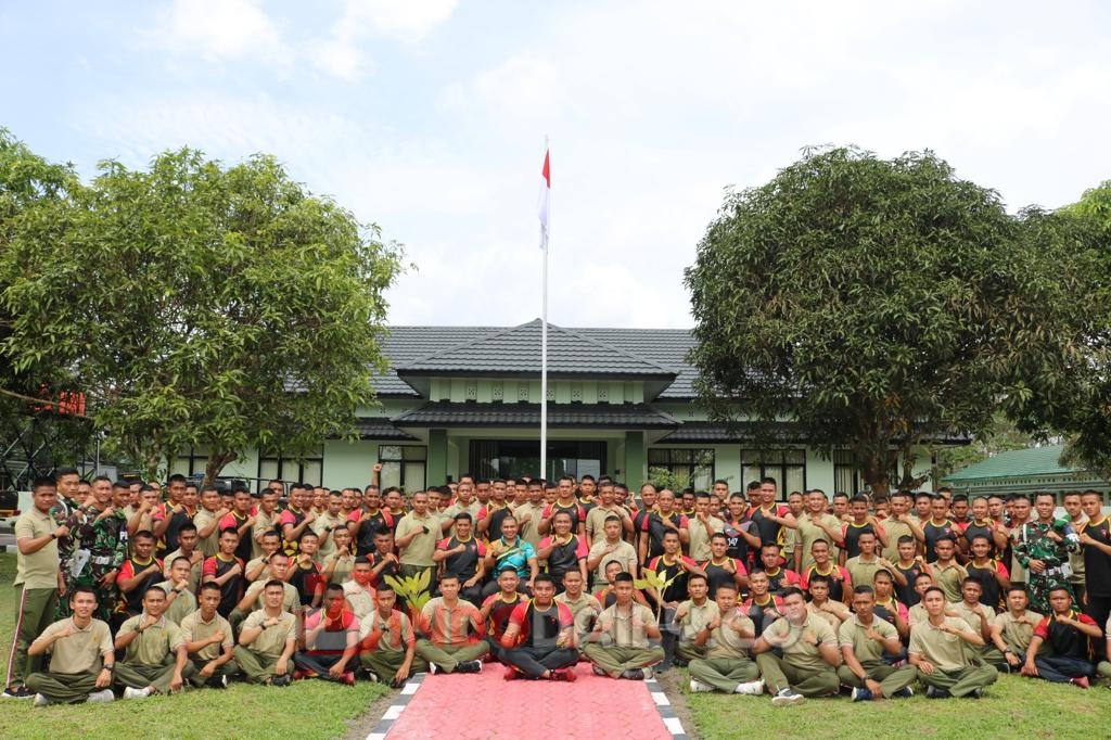 TNI-Polri, Yonif 147/KGJ Menggelar Olahraga bersama dengan Batalyon Brimob A Kepulauan