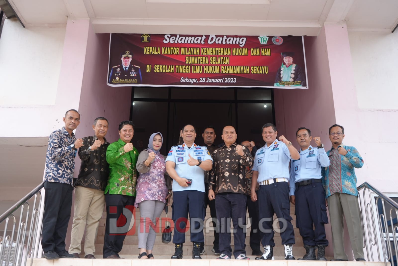 Kakanwil Kemenkumham Sumsel, Dr Ilham Djaya saat berfoto bersama dengan Ketua STIH Rahmaniyah Sekayu, Sabtu (28/1/2023)