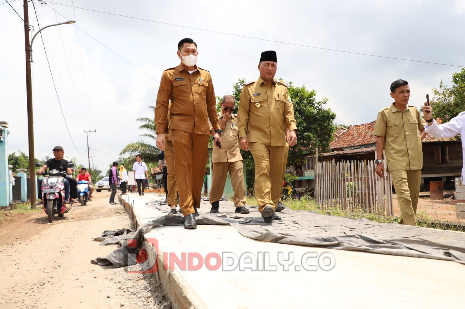 Pj Bupati Muba sama, Apriyadi Mahmud bersama Plt Kadis PUPR Muba, Mirwan Susanto SE MM