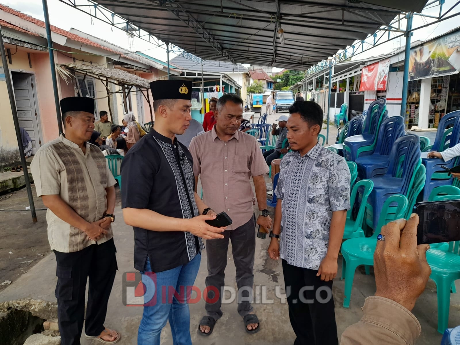 Kapolres Ogan Ilir AKBP Andi Baso Rahman saat mendatangi kediaman almarhum Firullazi, pria Ogan Ilir yang tewas ditembak Polisi di Lampung Utara