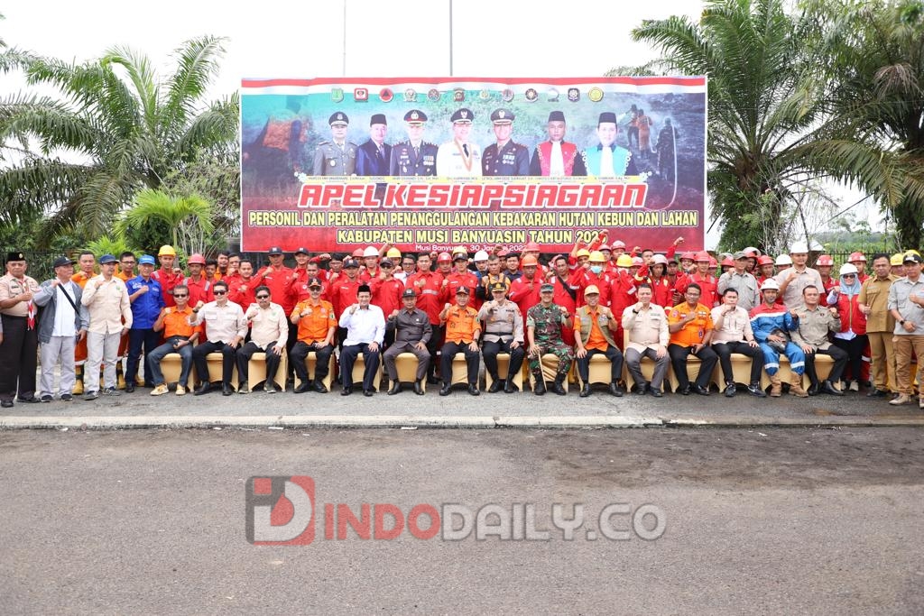 Pj Bupati Muba Drs H Apriyadi MSi berfoto bersama usai Apel Kesiapsiagaan Personil dan Peralatan Penanggulangan Kebakaran Hutan, Kebun dan Lahan Tahun 2023 di Lapangan Terbang Sekayu, Senin (30/1/2023)