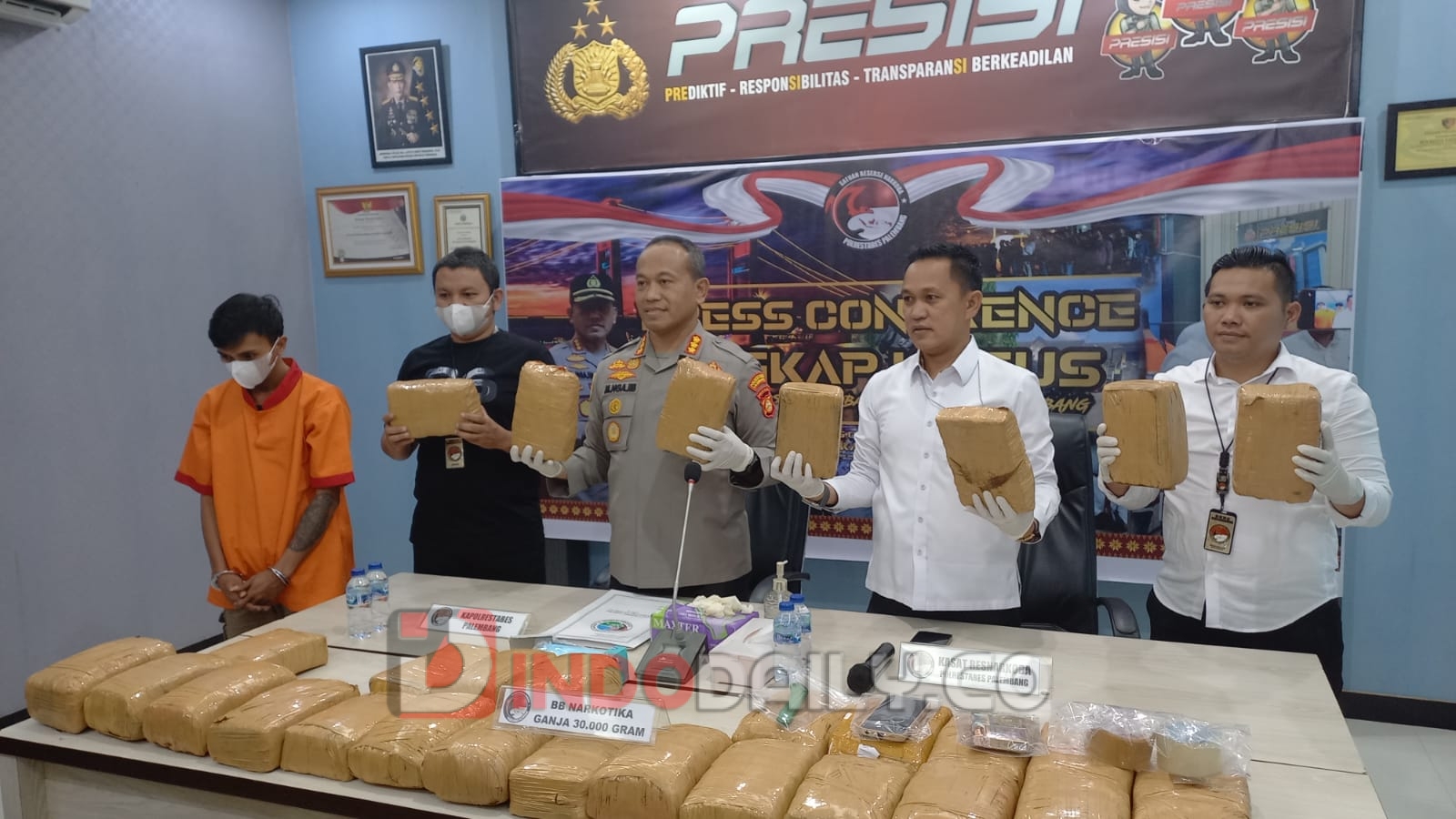 Kapolrestabes Palembang, Kombes Pol Mokhamad Ngajib didampingi Kasat Narkoba, AKBP Mario Ivanry dan Kanit IPTU Adrian saat konferensi pers, Senin (30/1/2023)
