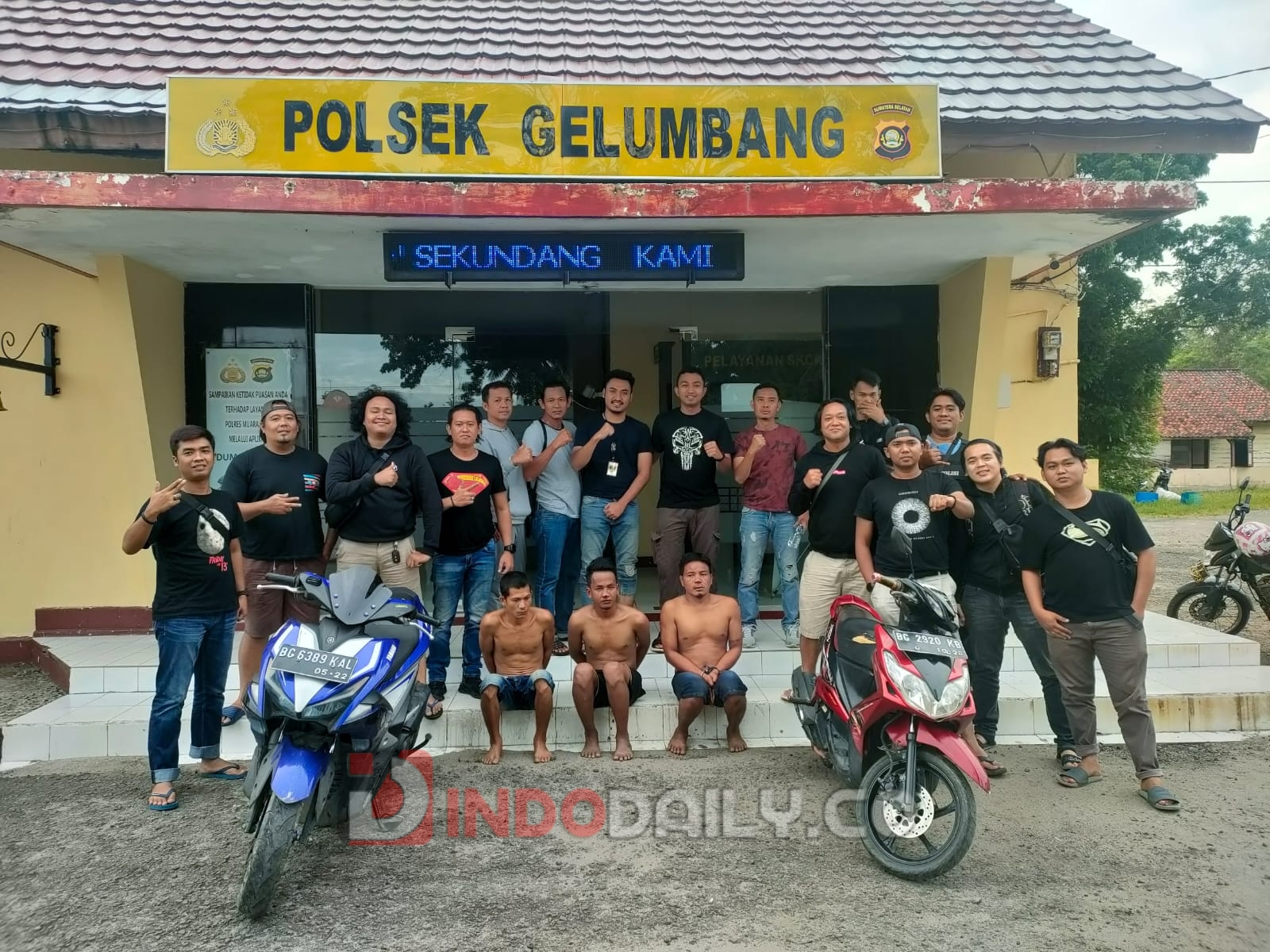 Polisi saat mengamankan para perampokan di Alfamart 02 Gelumbang Lingkungan I, Kecamatan Gelumbang, Kabupaten Muara Enim