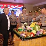 Kapolda Sumsel Irjen Pol A.Rachmad Wibowo SIK saat pemotongan tumpeng pada HUT ke-42 Satpam, Senin (30/1/2023)