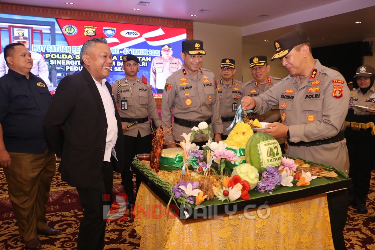 Kapolda Sumsel Irjen Pol A.Rachmad Wibowo SIK saat pemotongan tumpeng pada HUT ke-42 Satpam, Senin (30/1/2023)