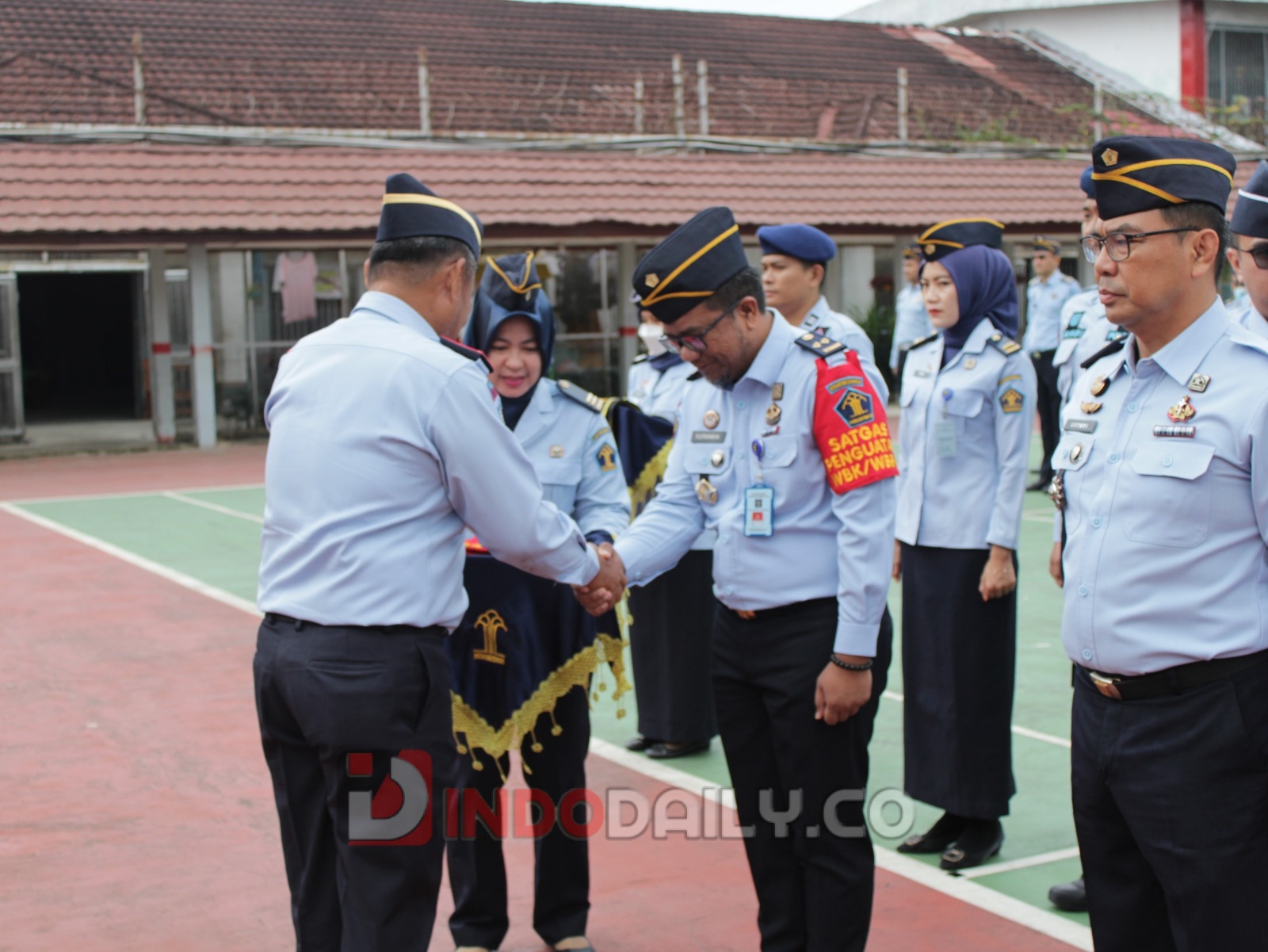 Kalapas Kelas I Palembang, Yulius Sahruzah mengukuhkan 2 orang agen perubahan dan 2 orang duta layanan di lingkungan Lapas Kelas I Palembang