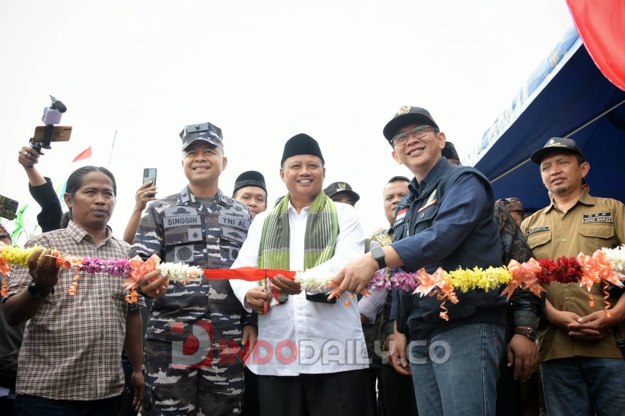 Wakil Gubernur Jawa Barat Uu Ruzhanul Ulum saat menghadiri Tasyakuran Nelayan 6 Muara Pangkalan Pendaratan Ikan Pal Jaya (PPI Pal Jaya) di Kecamatan Tarimajaya, Kabupaten Bekasi, Minggu (29/1/2023). (Foto: Biro Adpim Jabar)