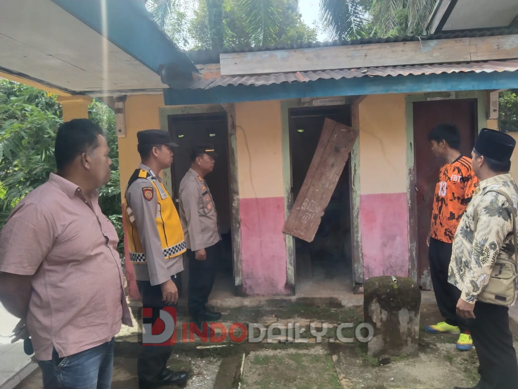 Kapolda Sumsel Irjen Pol A Rahmad Wibowo menyerahkan bantuan perlengkapan sekolah kepada SDN Pangkalan Desa Sukaraya Kecamatan STL Ulu Terawas Musi Rawas