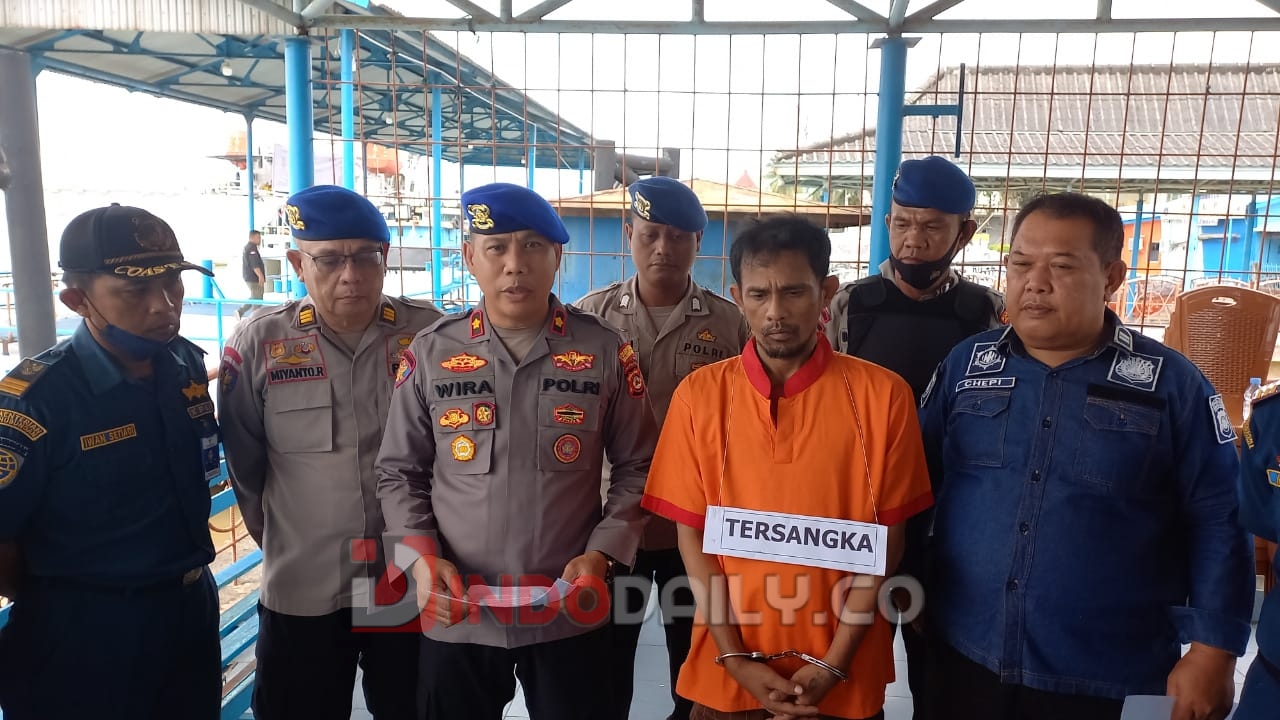 Jauhari, buronan pencurian peralatan navigasi di kapal milik PT Gaharu Shipping saat diamankan Anggota Sat Polairud Polrestabes Palembang