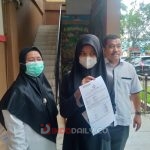 Zahira Difa Zahrani (17) korban pencopetan, saat melapor ke SPKT Polrestabes Palembang, Rabu (1/2/2023).