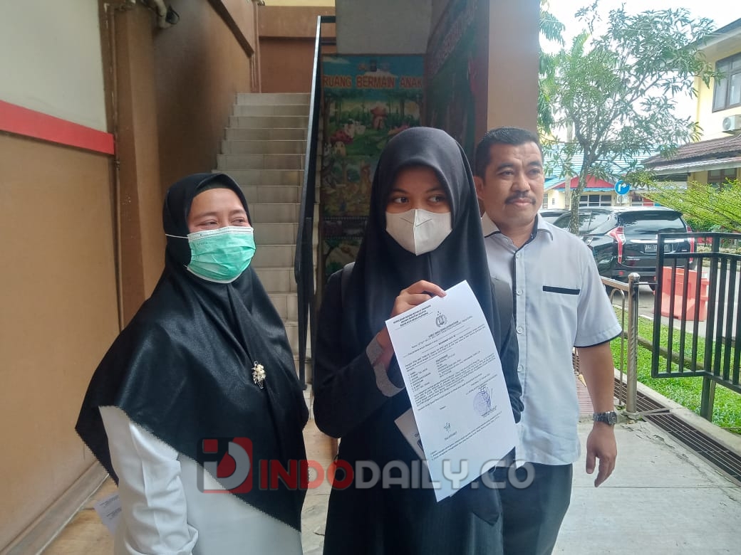 Zahira Difa Zahrani (17) korban pencopetan, saat melapor ke SPKT Polrestabes Palembang, Rabu (1/2/2023).
