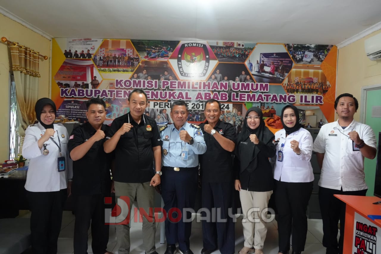 Kadiv Yankumham Kemenkumham Sumsel Parsaoran Simaiban saat kunjungan ke kantor KPU PALI