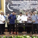 Wakil Bupati Banyuasin H Slamet Somosentono SH didampingi Kepala Dinas Pendidikan dan Kebudayaan Aminuddin SPd SIP MM saat menerima penghargaan Predikat Kepatuhan Standar Pelayanan Publik Tahun 2022, Rabu (1/2/2023)