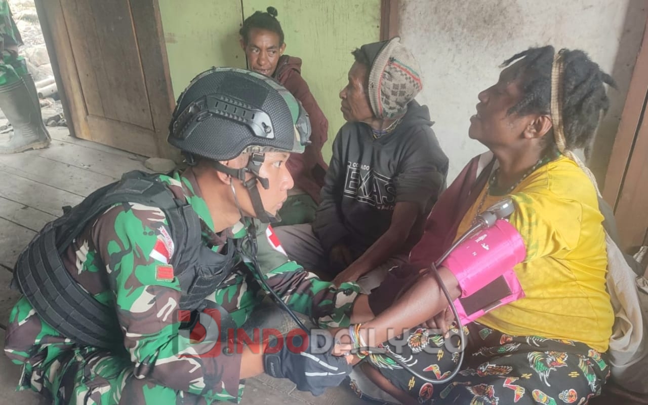 Pos Okbibab Satgas Yonif 143/TWEJ saat komsos di Kampung Oktanglap, Distrik Okbibab, Kabupaten Pegunungan Bintang, Papua, Kamis (02/02/2023)