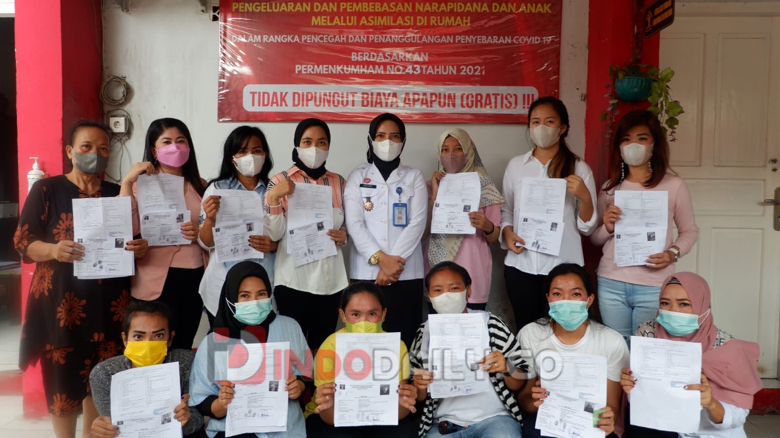 13 orang Warga Binaan Lapas Perempuan Palembang Kemenkumham Sumsel telah memenuhi syarat tersebut , Sehingga 13 Warga Binaan ini bebas Asimilasi di Rumah