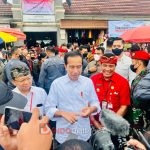 Presiden Joko Widodo memberikan keterangannya kepada awak media usai mengunjungi Pasar Baturiti, Kabupaten Tabanan, Provinsi Bali, pada Kamis (2/2/2023). Foto: BPMI Setpres.