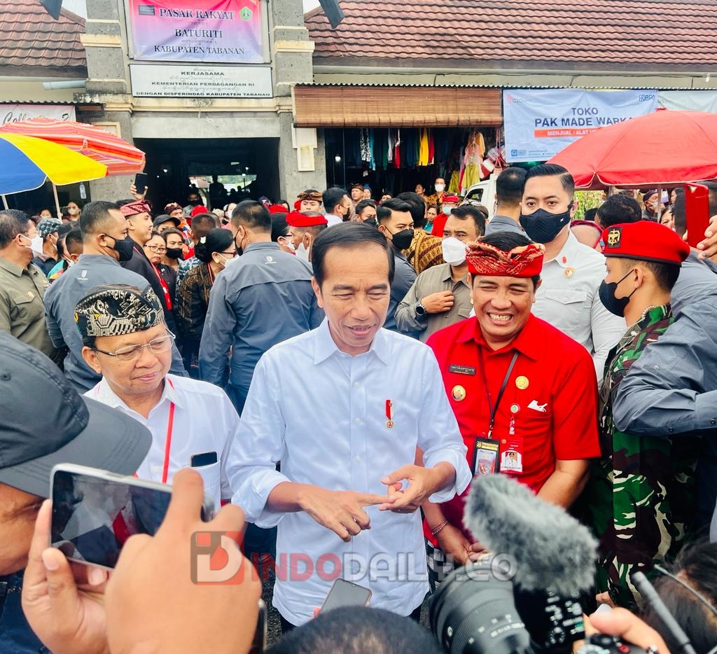 Presiden Joko Widodo memberikan keterangannya kepada awak media usai mengunjungi Pasar Baturiti, Kabupaten Tabanan, Provinsi Bali, pada Kamis (2/2/2023). Foto: BPMI Setpres.