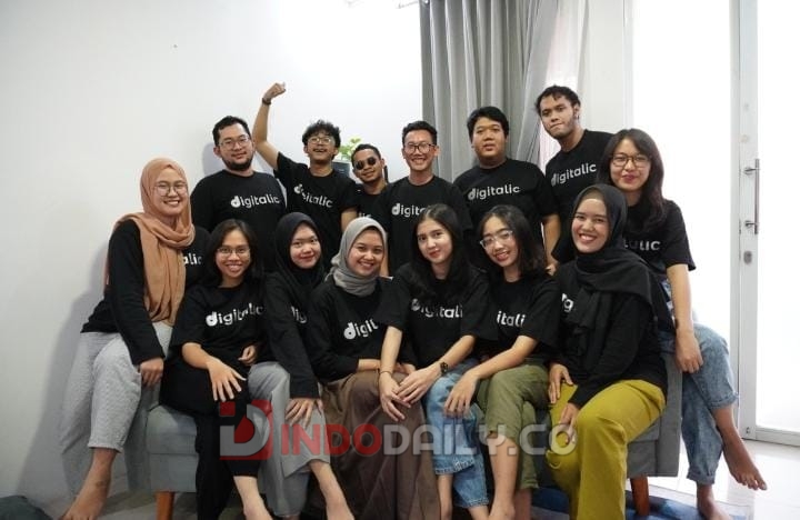 Co-Founder Digitalic, Jarot Triguritno bersama staf Digitalic